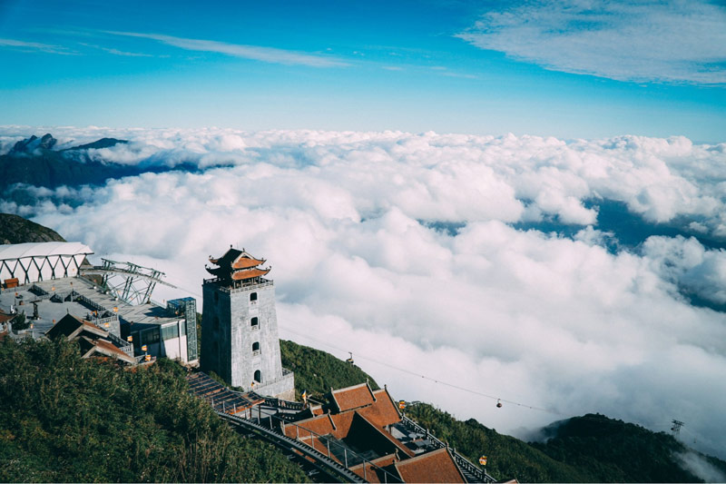 Tọa lạc tại độ cao 3143m, Fansipan luôn là một trong những địa điểm săn mây đẹp nhất Việt Nam