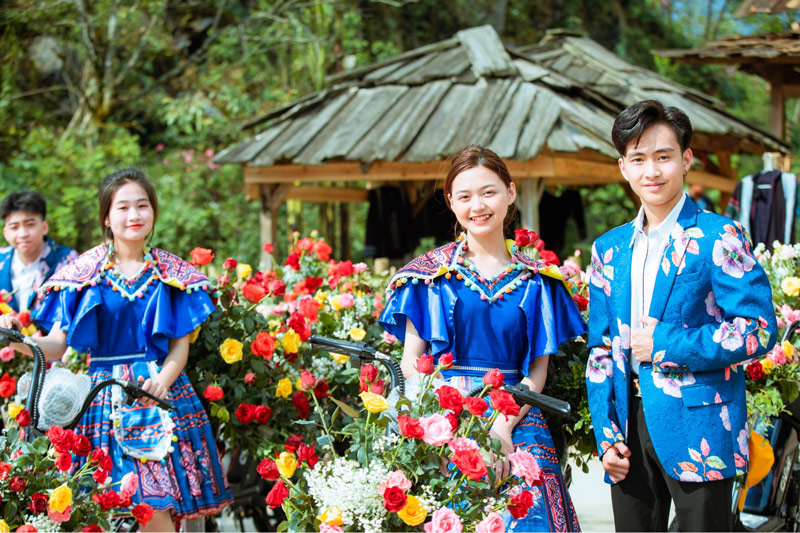 Cùng đoàn xe diễu hành đưa hoa hồng đi khắp phố phường Sa Pa