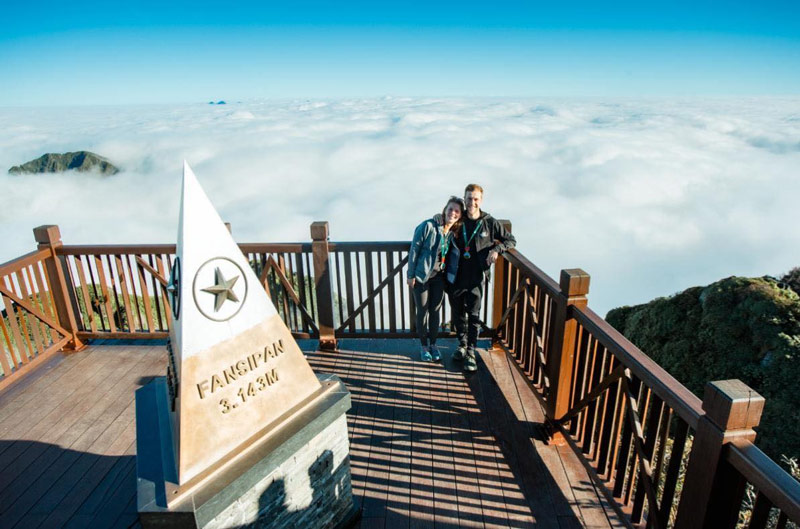 Du khách không quên check-in tại cột mốc và biển mây bao la