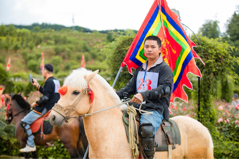 Cuộc thi thường quy tụ khoảng 15 đến 30 nài ngựa xuất sắc của Tây Bắc đến từ Si Mai Ca, Bắc Hà, Bát Xát…