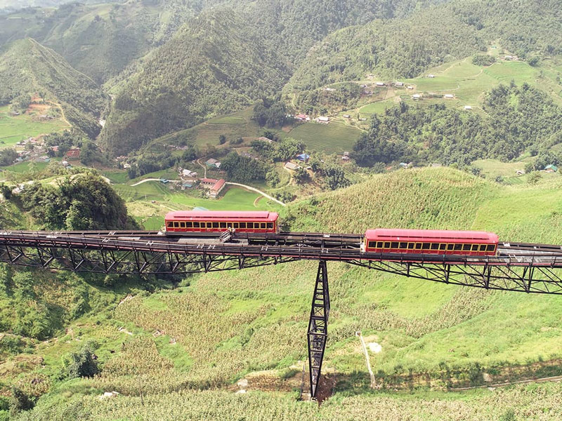 Những ngày nắng đẹp sẽ giúp quang cảnh núi rừng và vườn hoa hiện lên rõ ràng