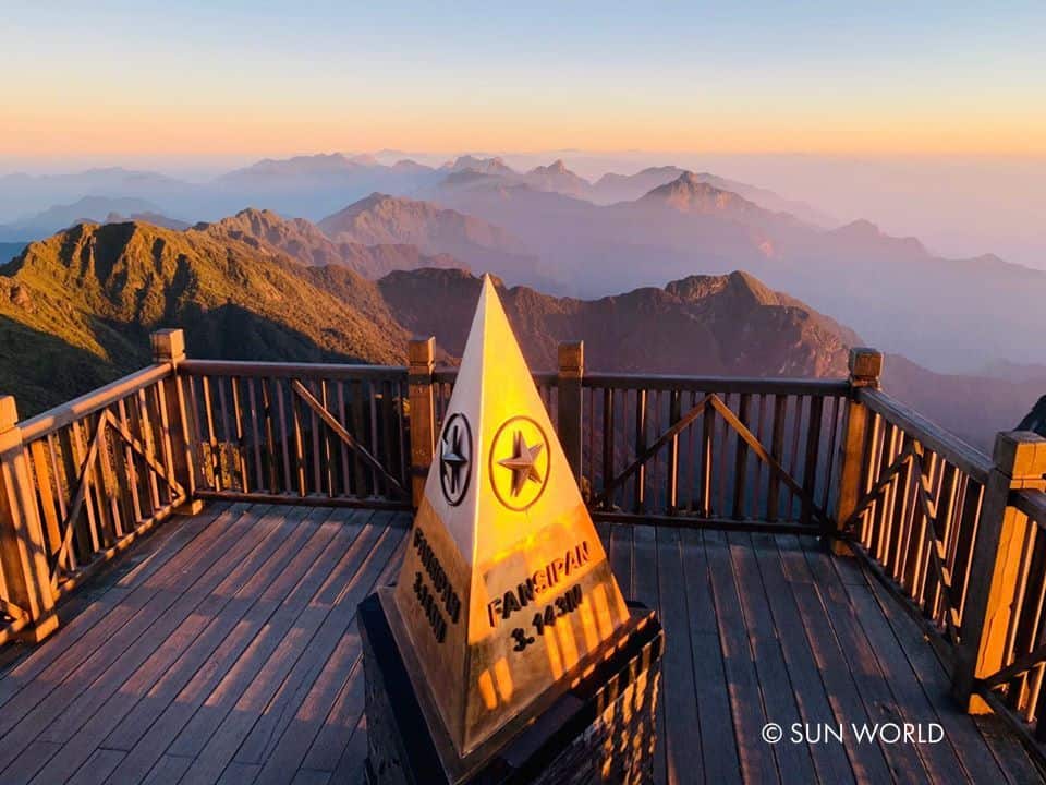 Đứng trên đỉnh Fansipan, bạn sẽ thêm sâu sắc hơn về tình yêu và niềm tự hào non sông, gấm vóc.