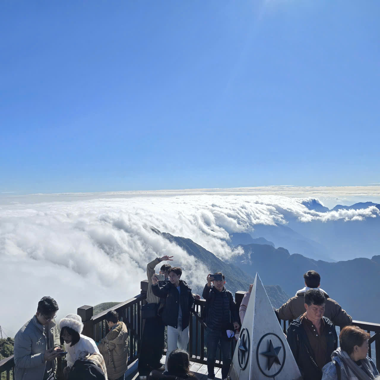 Du khách tấp nập trên “nóc nhà Đông Dương” nhân dịp cáp treo trở lại