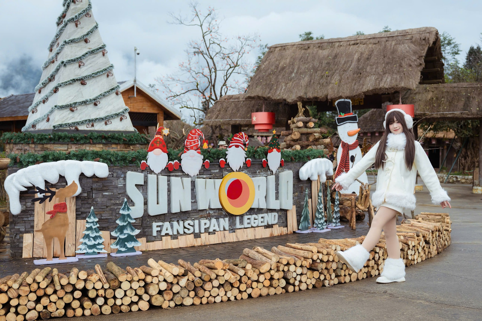 Ngay khu vực cổng vào Bản Mây cũng được trang trí ấn tượng bởi người tuyết, cây thông làm bằng gỗ ấn tượng