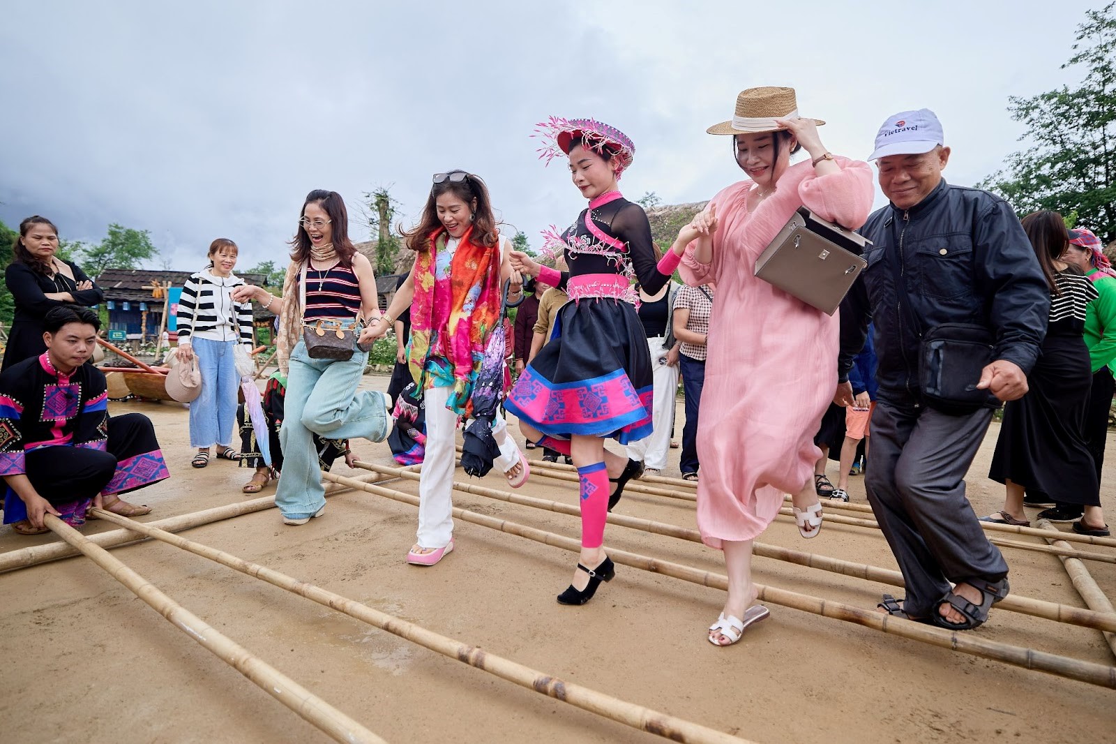 Du khách hòa mình trong các hoạt động văn hóa bản địa tại Bản Mây.