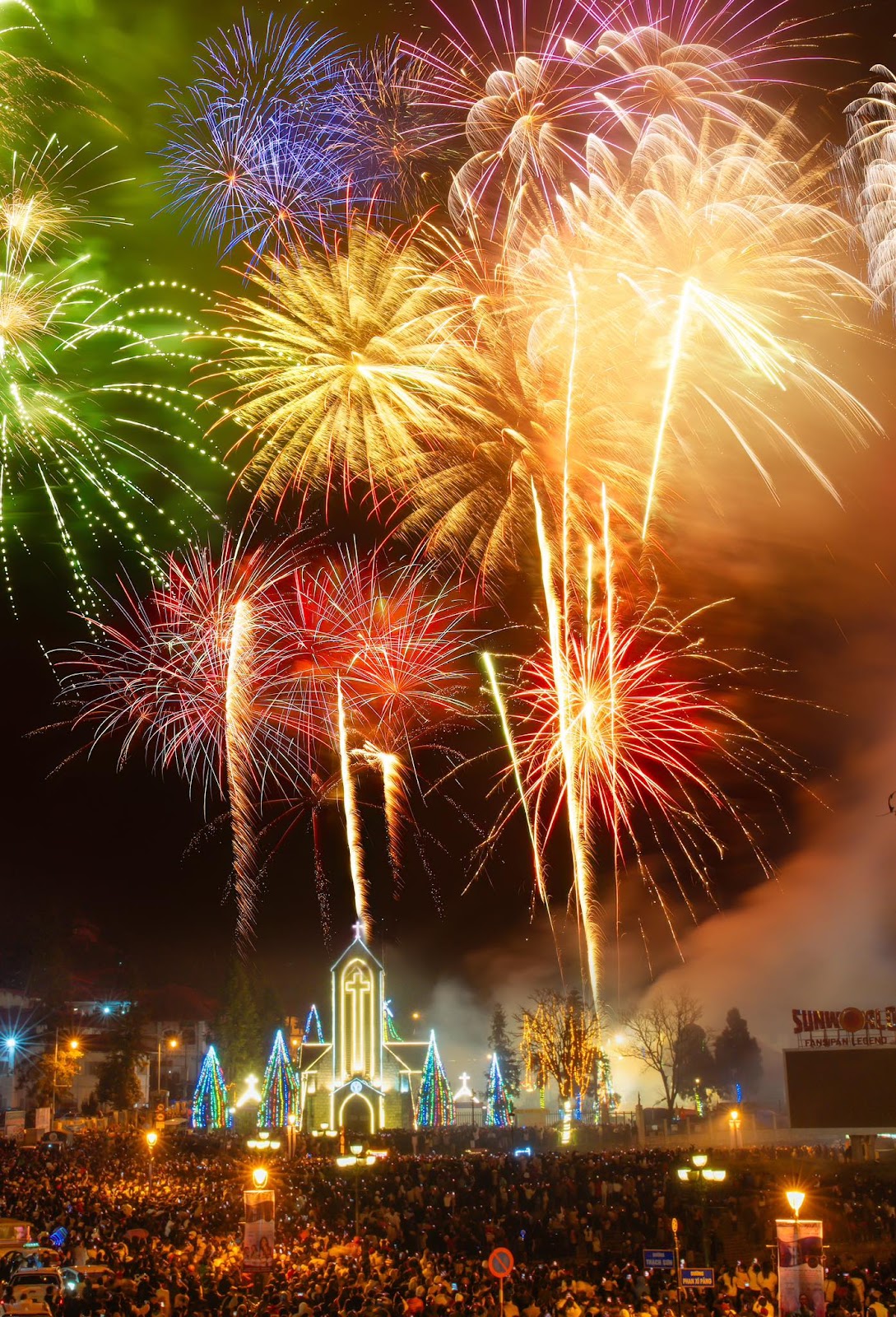 Pháo hoa rực rỡ thắp sáng bầu trời Sa Pa trong thời khắc giao thừa đón năm mới 