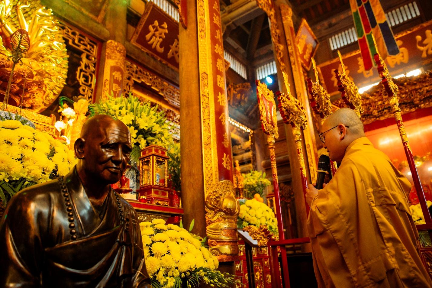 Đại đức Thích Đại Nguyện – Ủy viên, Thư ký Thiền phái Trúc Lâm Việt Nam hành lễ tại Chùa Trình