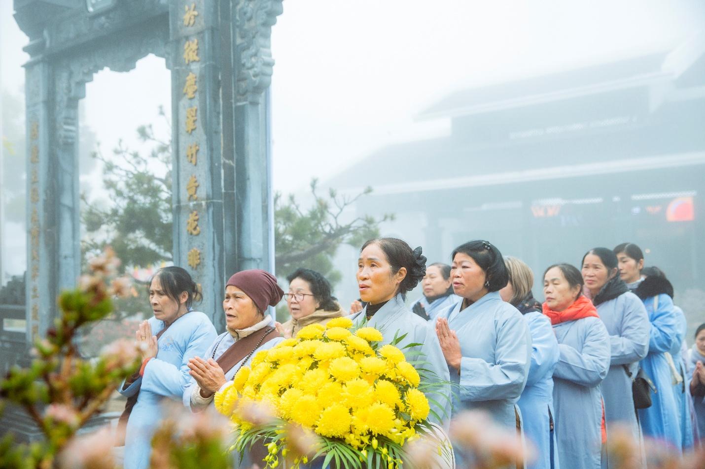 Phật tử thành kính dâng hương tại Chùa Trình