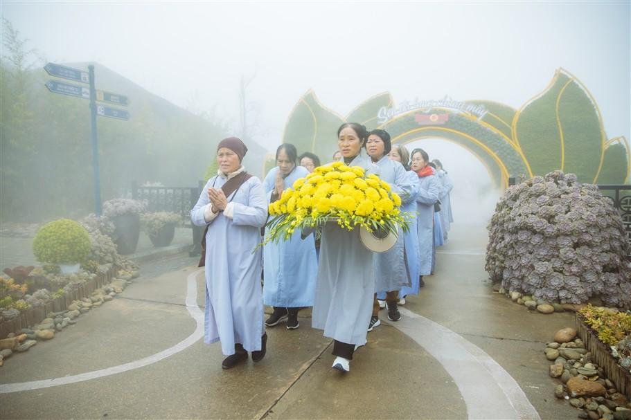 Phật tử dâng hoa đến Chùa Trình từ sáng sớm