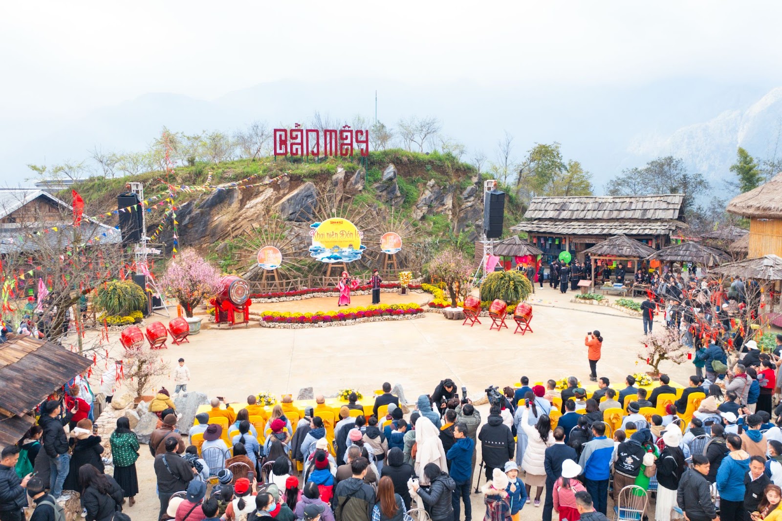 Bản Mây bừng sức sống với điệu múa, tiếng khèn và sắc phục đồng bào Mông, Thái rực rỡ.