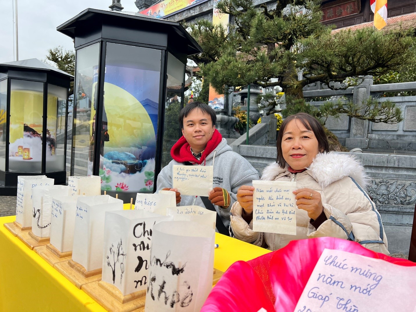 Du khách viết lời nguyện cầu cho một năm Bính Ngọc bình an tại Kim Sơn Bảo Thắng Tự.