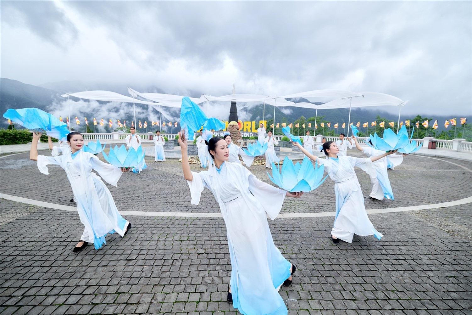 Những nghệ sĩ múa uyển chuyển giữa lưng chừng trời tạo nên một khung cảnh như chốn tiên.