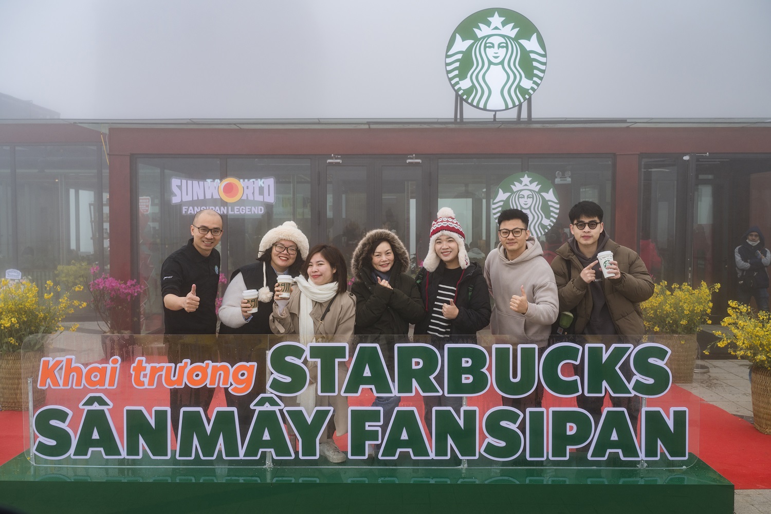 Du khách check-in với cửa hàng Starbucks Fansipan cao nhất châu Á
