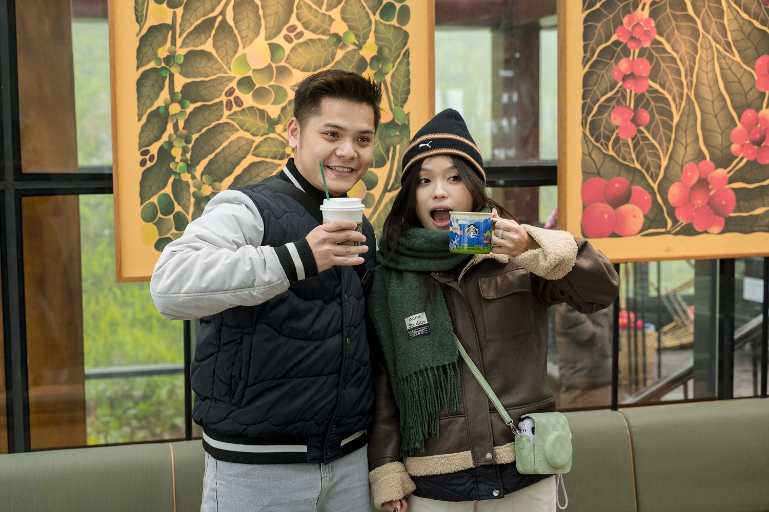 Những du khách đầu tiên check-in cùng đồ uống đặc biệt tại cửa hàng Starbucks cao nhất châu Á.