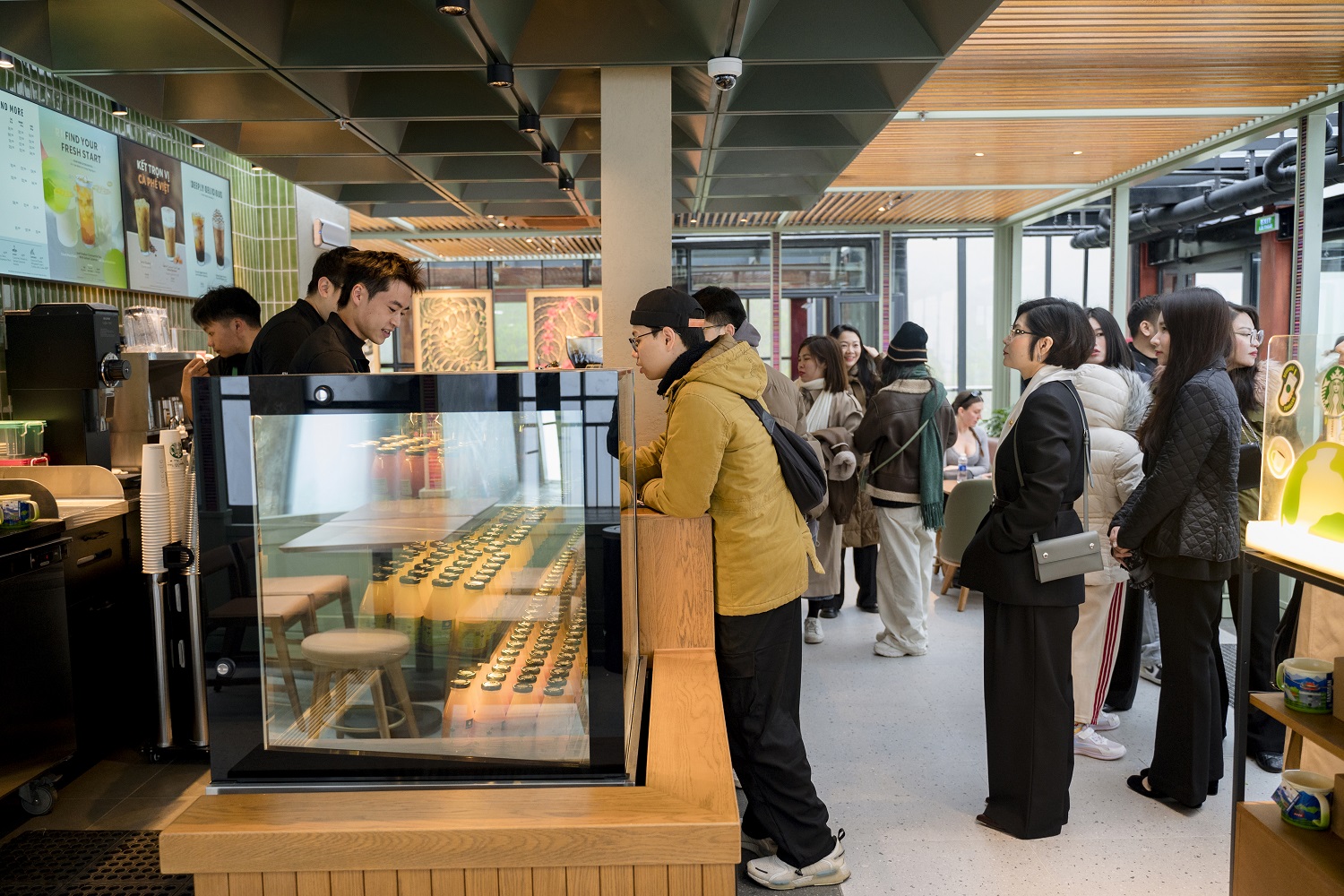 Ngày đầu khai trương cửa hàng Starbucks Fansipan đã thu hút đông đảo du khách đến.