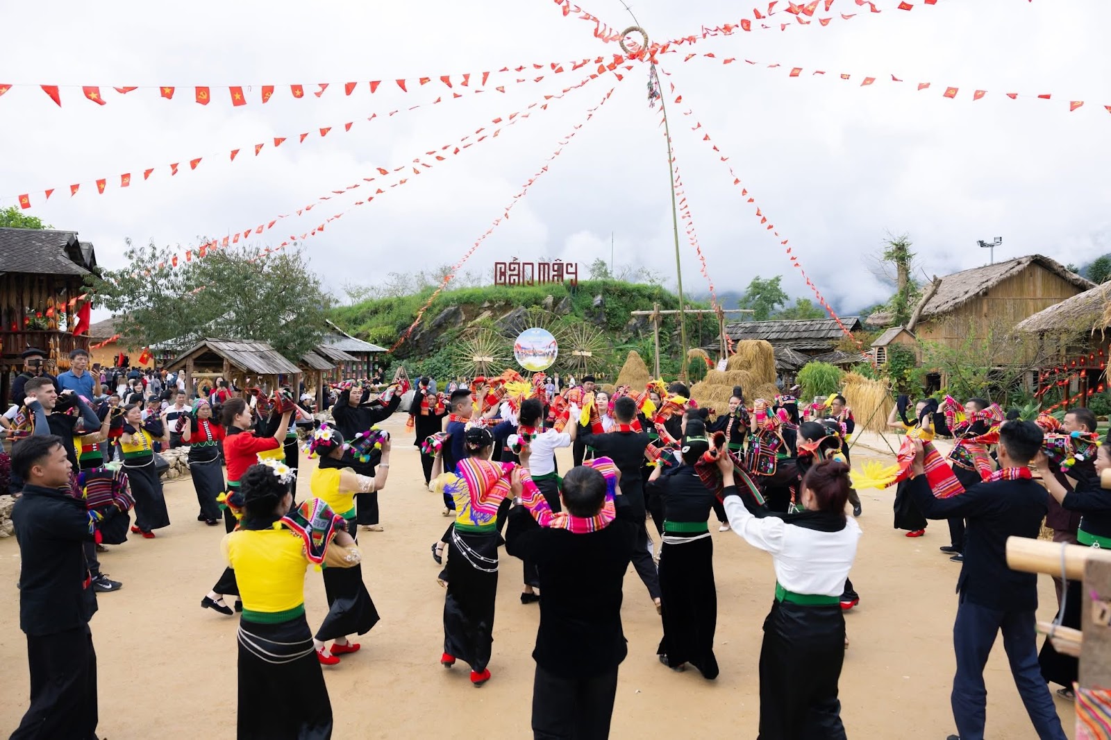 Lễ hội náo nhiệt tại Bản Mây.