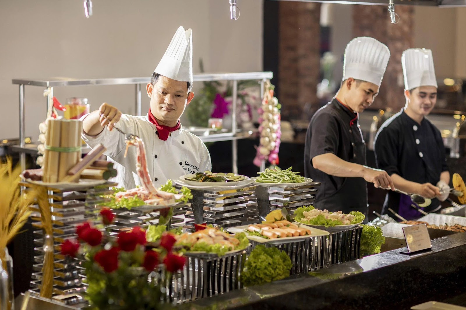 Những món ăn được bày biện sang trọng, tinh tế trên quầy line. 