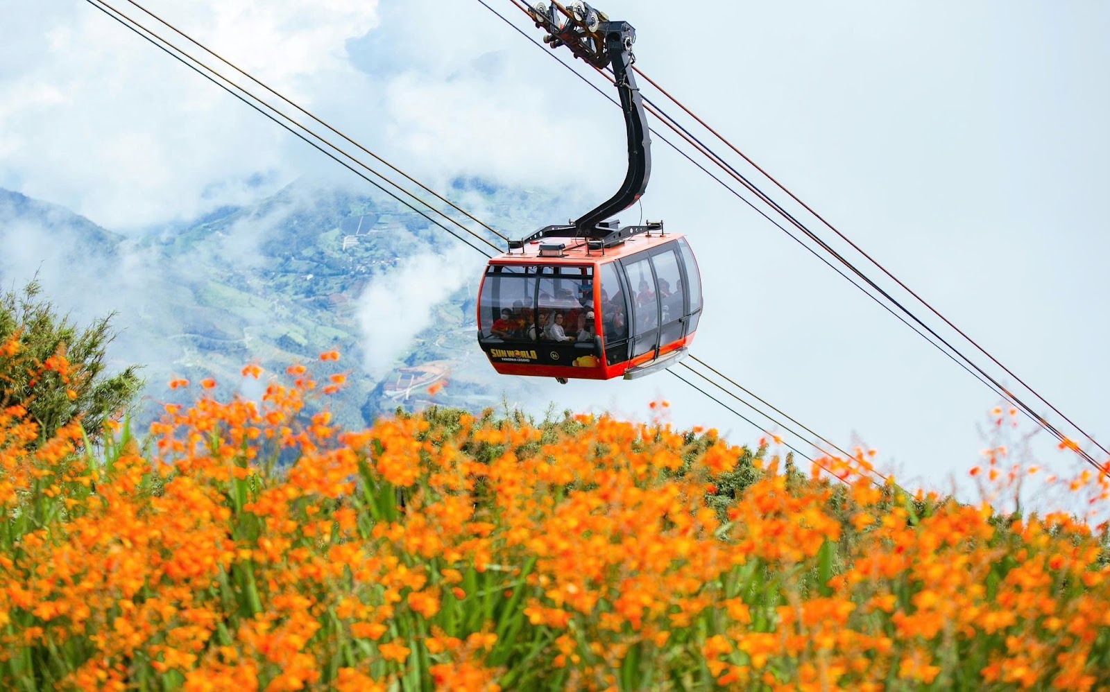 Cáp treo 3 dây hiện đại đưa du khách chinh phục đỉnh núi Fansipan. 