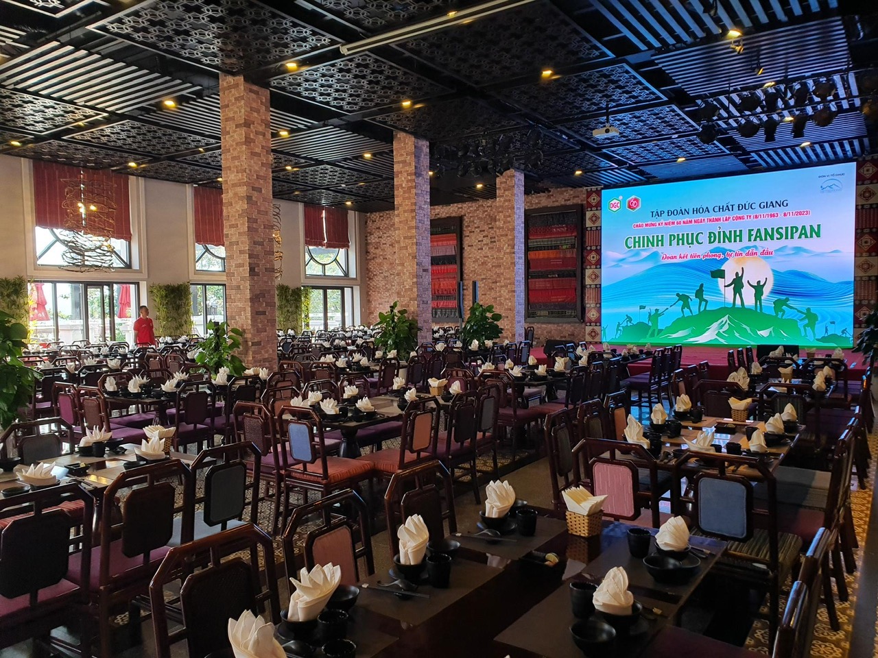 Không gian rộng rãi và sang trọng của nhà hàng Vân Sam. 