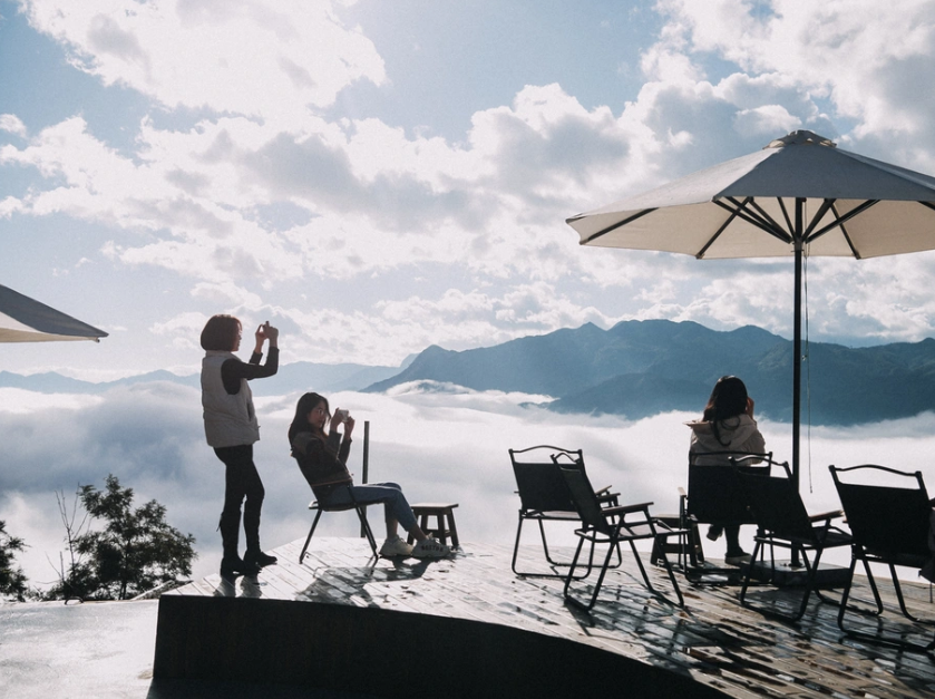 Nhiều quán sắp xếp vị trí ghế ngồi sát bên ngoài để du khách tận hưởng trọn vẹn cảnh mây núi.