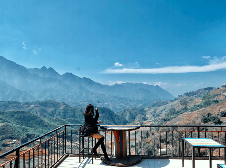 Quán sở hữu không gian tương đối thoáng đãng với tầm nhìn hướng ra núi rừng Tây Bắc.