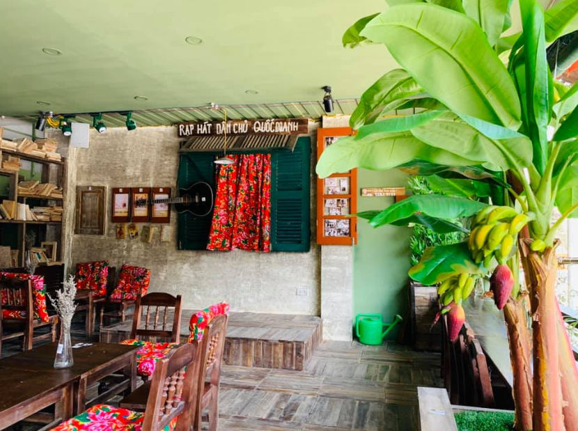 Cà phê Bao Cấp 1977 phục vụ các loại nước giải khát quen thuộc cùng không gian đặc trưng của thời “bao cấp”.