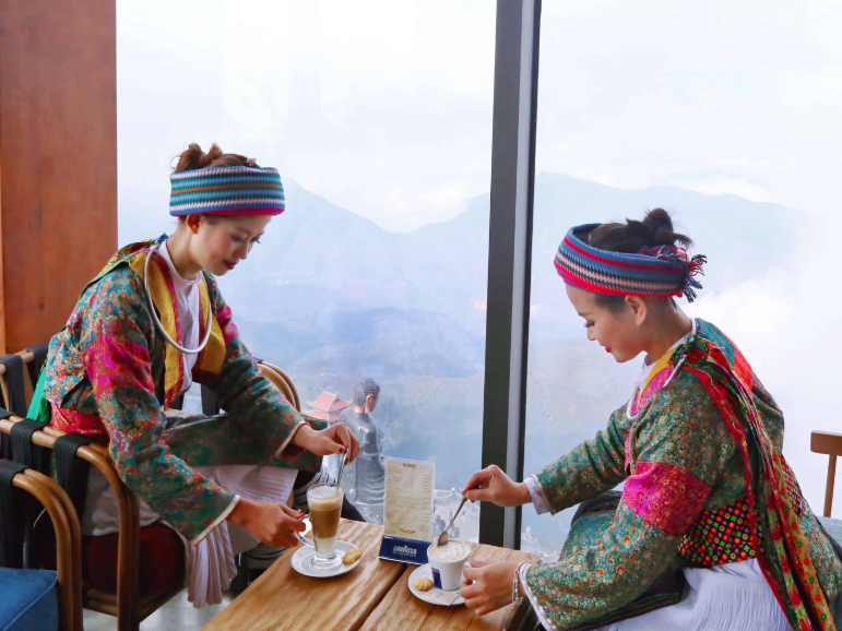 Từ vị trí ngồi trong quán, du khách có thể quan sát tượng Phật, các bậc đá và biển mây bồng bềnh phía xa.