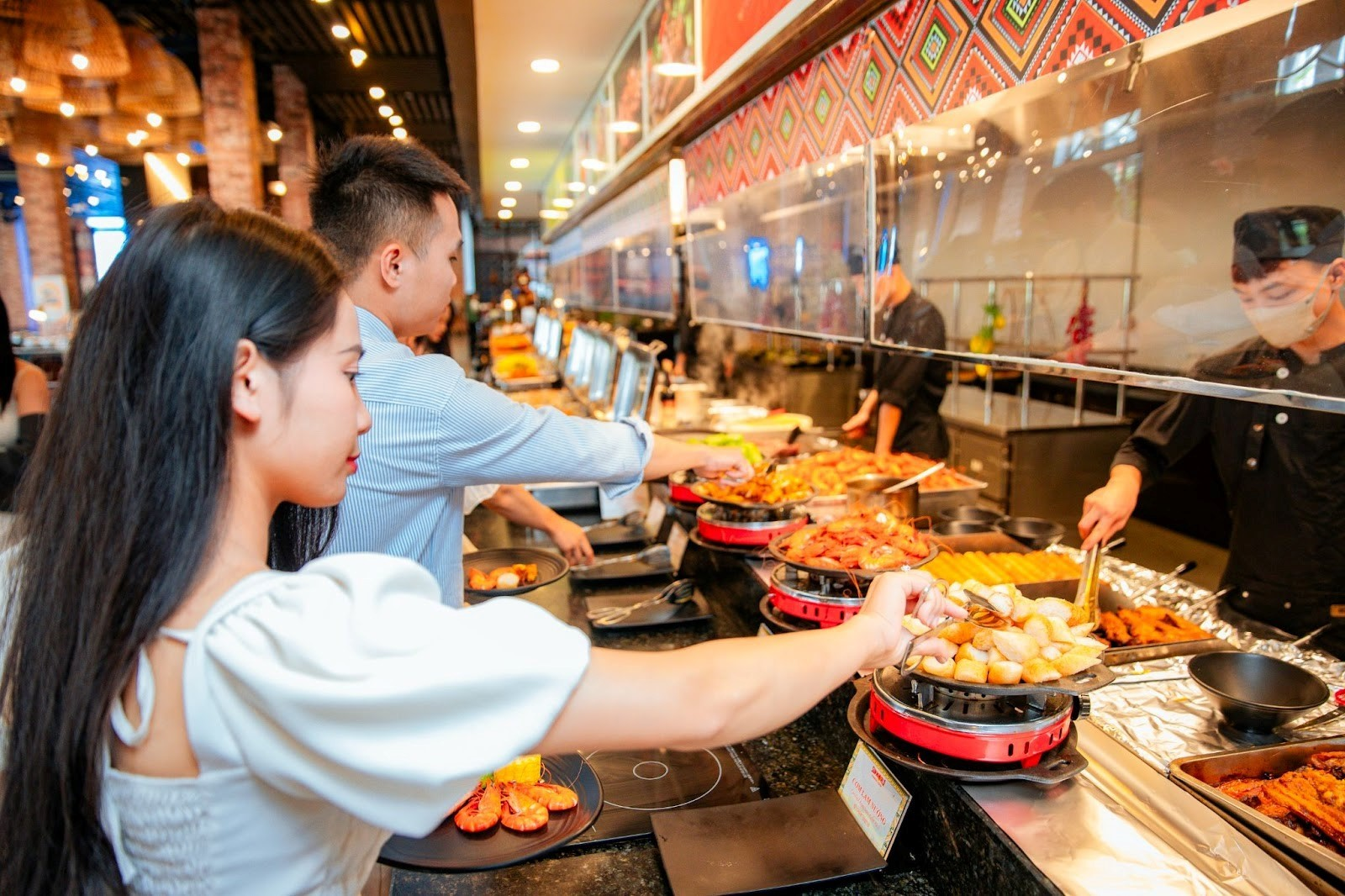 Quầy ẩm thực Tây Bắc hấp dẫn thực khách đến thưởng thức 