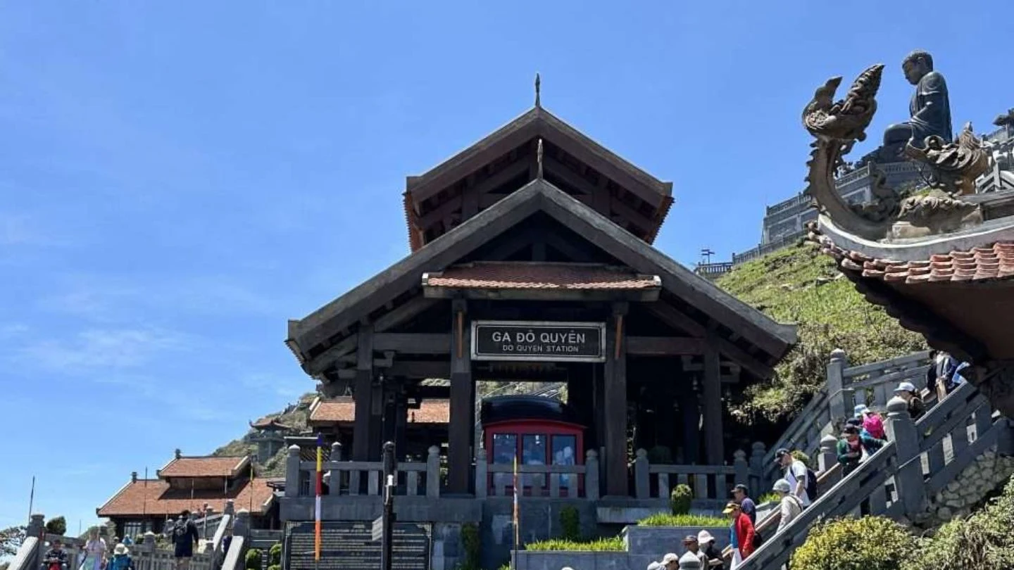 Du khách khởi hành đi tàu hỏa leo núi lên đỉnh Fansipan từ ga đi Đỗ Quyên