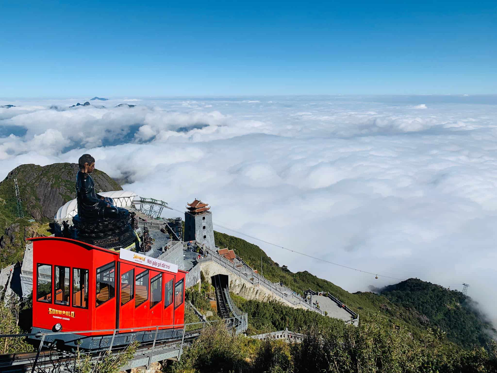 Du khách có thể chiêm ngưỡng cảnh sắc Tây Bắc hùng vĩ từ tàu hỏa leo núi Đỗ Quyên