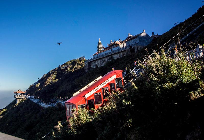 Tàu hoả Đỗ Quyên dưới ánh nắng rực rỡ 