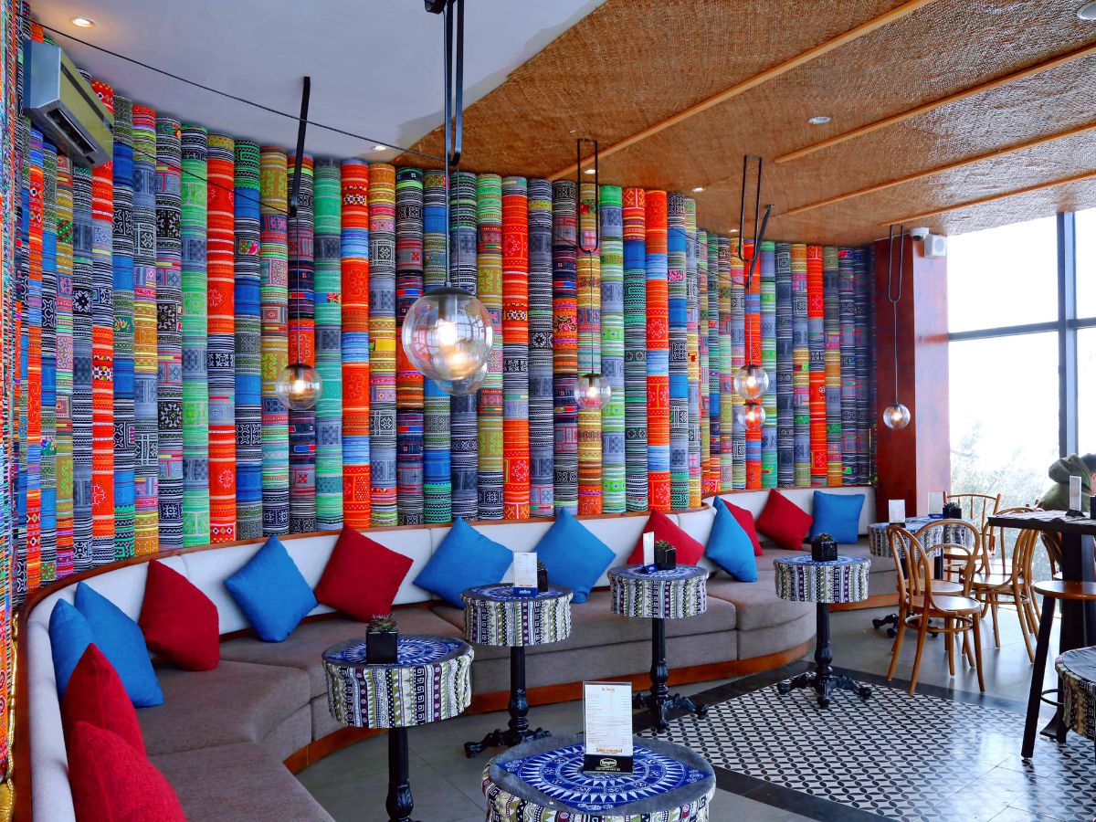 Thiết kế sang trọng với mặt kính bao quanh giúp du khách dễ dàng săn trọn khoảnh khắc đẹp.