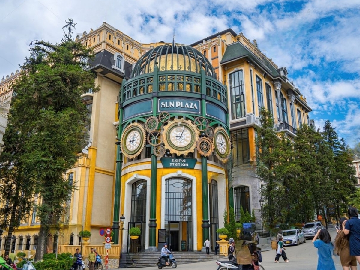 Khung cảnh châu Âu cổ điển trước cửa ga Sa Pa