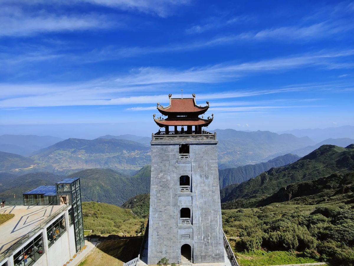 Khung cảnh tuyệt đẹp nhìn từ Bích Vân Thiền Tự