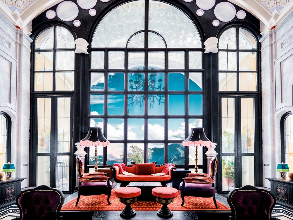 Absinthe sở hữu không gian sang trọng với thiết kế giao thoa văn hóa. 