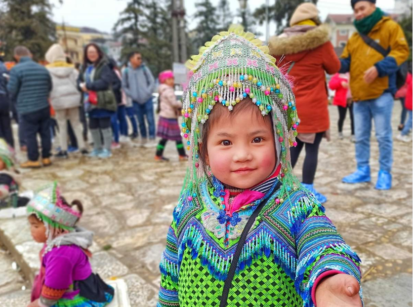 Vẻ đẹp ấn tượng cùng trang phục dân tộc của những em bé vùng cao Tây Bắc. 