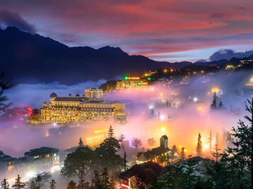 Khung cảnh nơi đây lung linh ánh đèn khi màn đêm buông xuống.