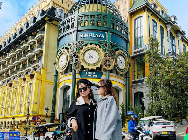 Du khách cảm giác như đang lạc vào một cung điện châu Âu giữa phố núi Tây Bắc.