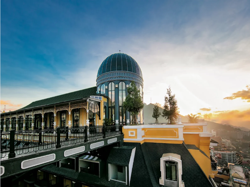 Kiến trúc Pháp cổ điển tạo nên khung cảnh như trong cổ tích.