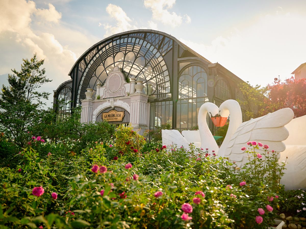 Tuyến tàu Mường Hoa mang đến góc nhìn tuyệt đẹp về núi rừng Tây Bắc.