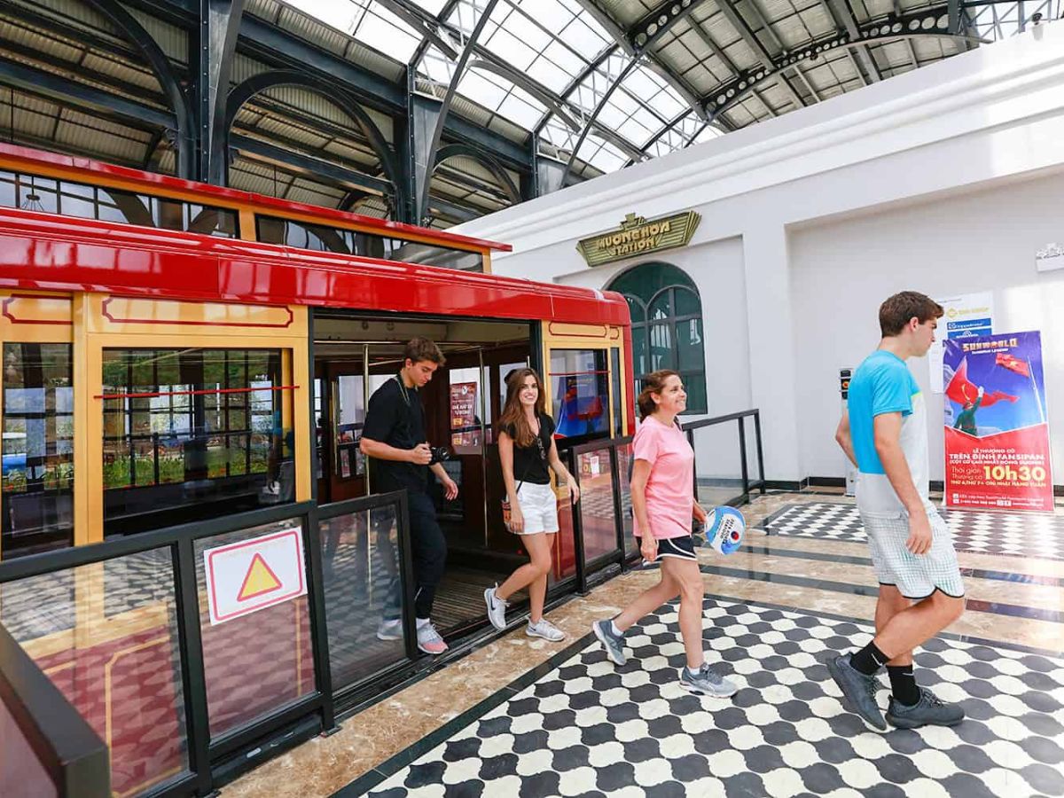 Hành trình tàu Mường Hoa đưa du khách qua khung cảnh núi rừng ấn tượng. (Nguồn: Sưu tầm)