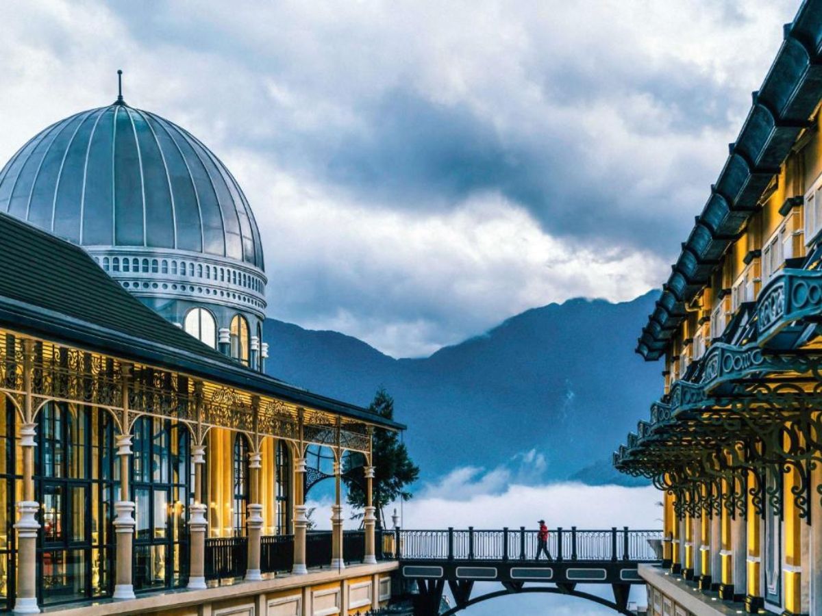 Khách sạn Hotel de la Coupole - MGallery - nơi khởi đầu của tàu hỏa leo núi Mường Hoa đưa du khách đi thẳng đến ga cáp treo 