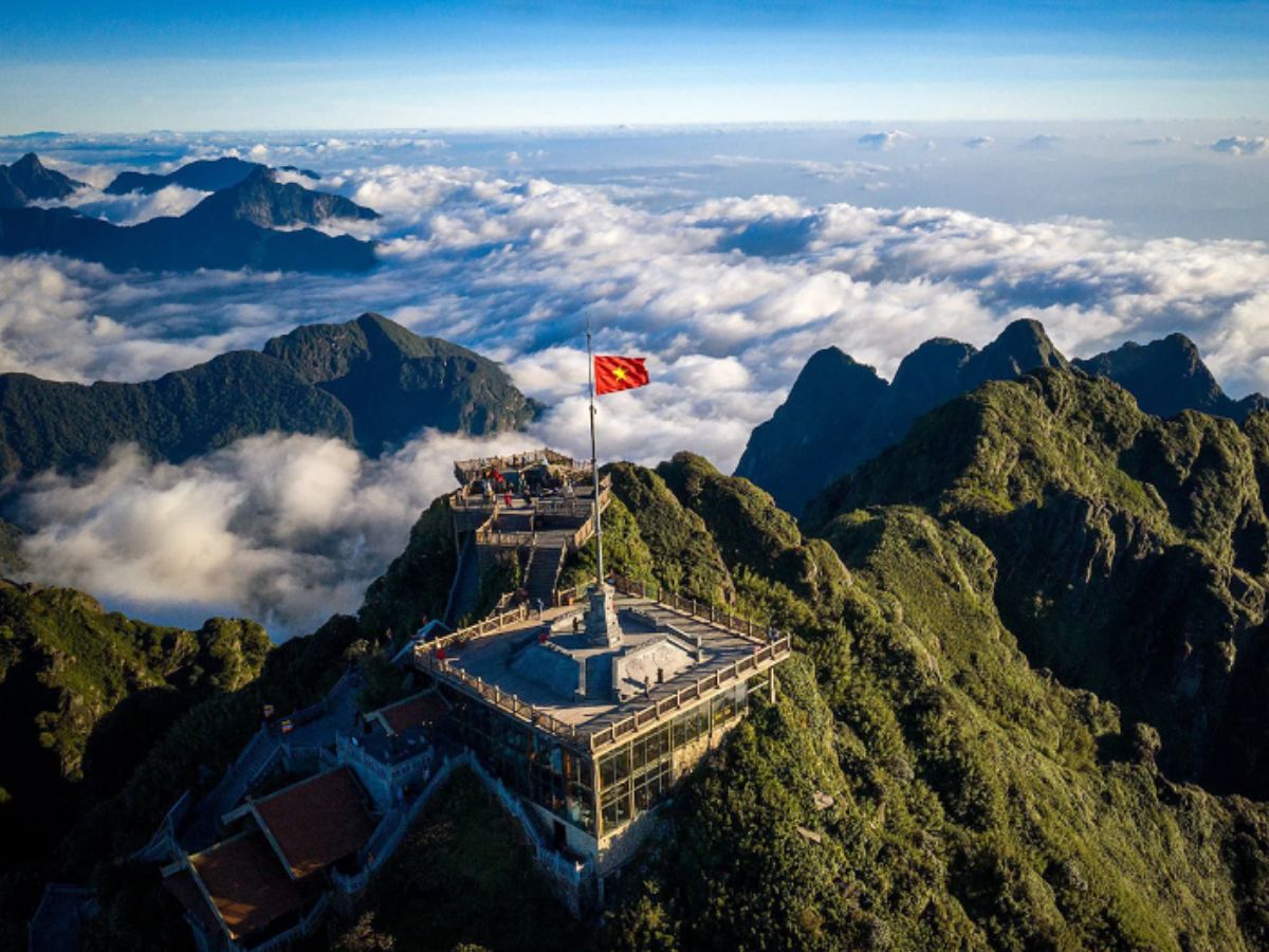 Từ thung lũng hoa Fansipan Legend đến đỉnh Fansipan chỉ mất 15-20 phút đi cáp treo. 