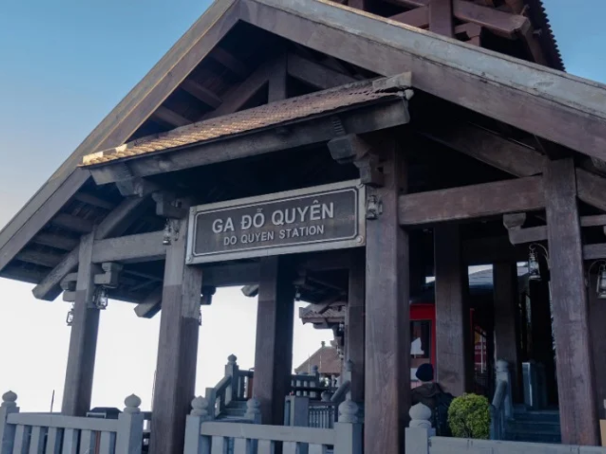 Ga Đỗ Quyên mang phong cách hoài cổ với gam màu trầm ấm và kiến trúc Á Âu giao thoa. 