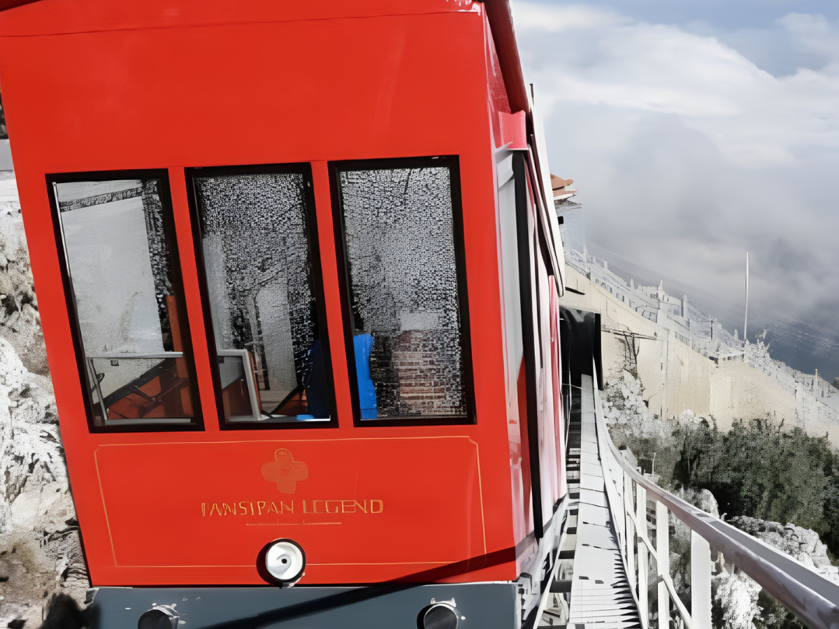 Nội thất tàu Đỗ Quyên sử dụng tông đỏ nâu sang trọng cùng chi tiết mạ vàng tinh tế. 