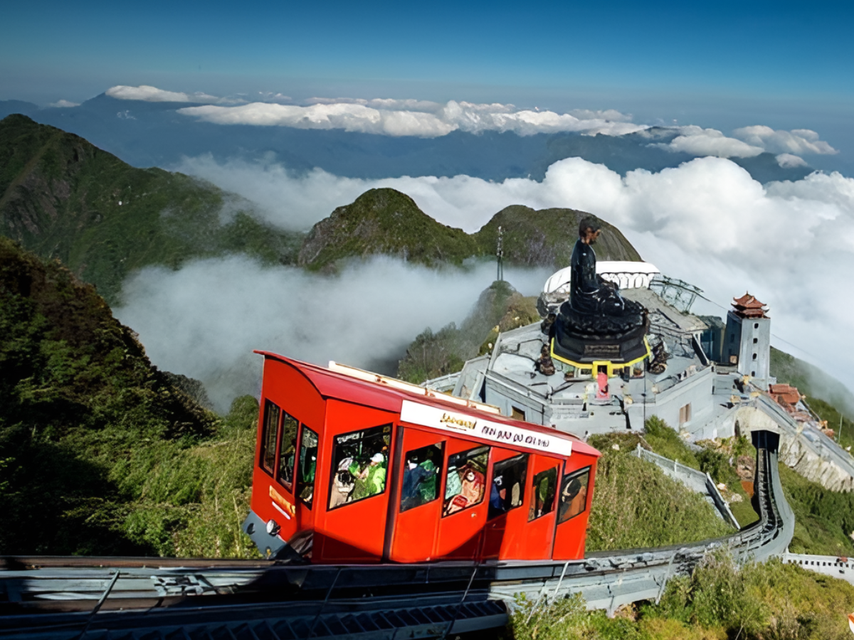 Thiết kế tàu hỏa Đỗ Quyên gây ấn tượng mạnh ngay từ khoảnh khắc du khách nhìn thấy. 