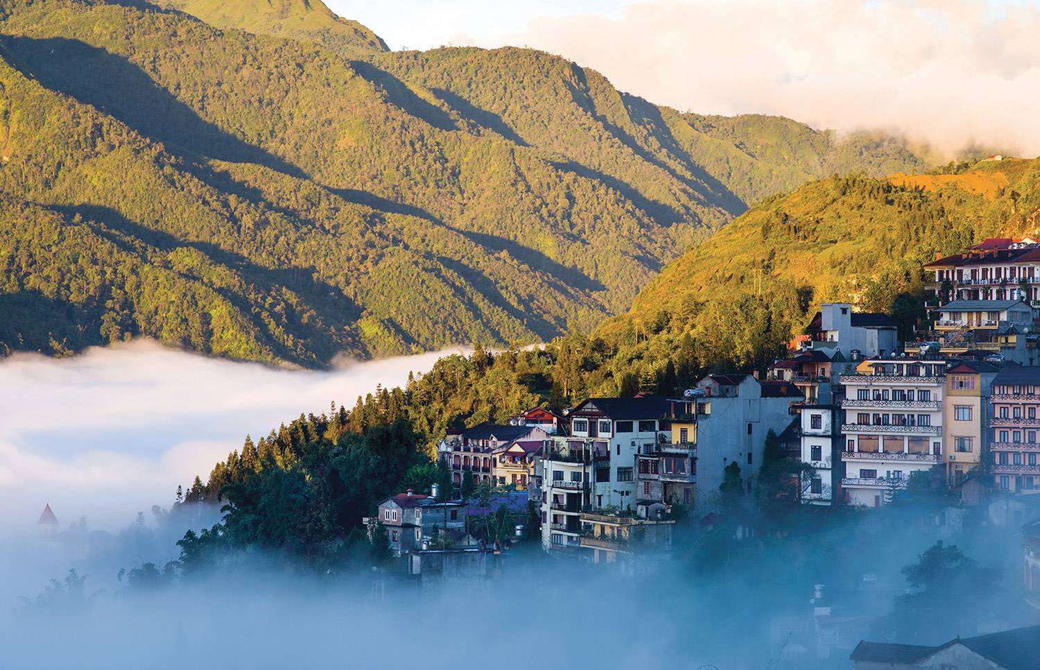 Du khách có thể chiêm ngưỡng toàn cảnh Sa Pa từ núi Hàm Rồng. 