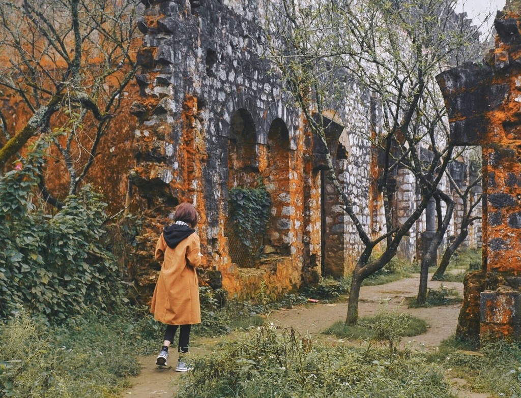 Tu viện cổ Tả Phìn thu hút nhiều du khách đến khám phá bởi vẻ đẹp bí ẩn, hoang sơ. 