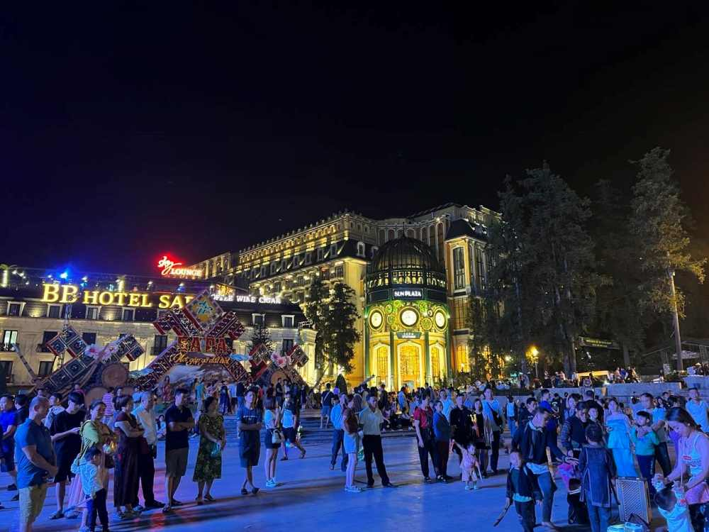 Quảng trường Sa Pa nhộn nhịp về đêm