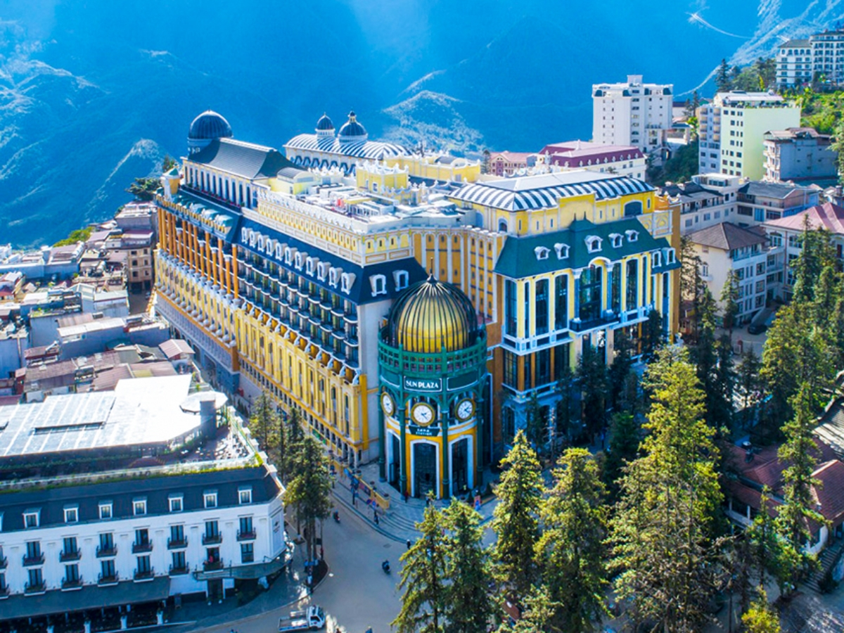 Sun Plaza nằm ngay phía trước khách sạn Hotel de la Coupole - MGallery 